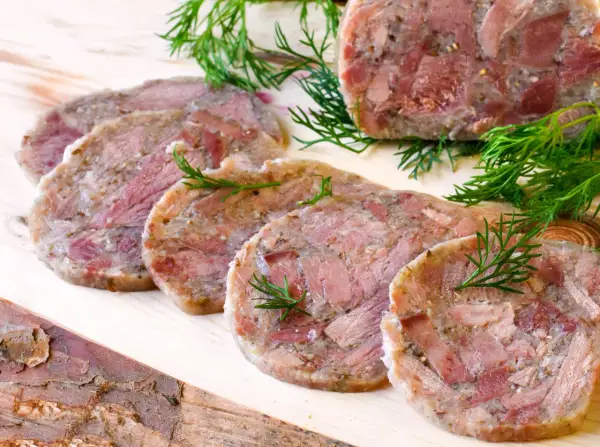 Pokrojona głowizna z koprem na desce. Smaczna, tradycyjna potrawa.
