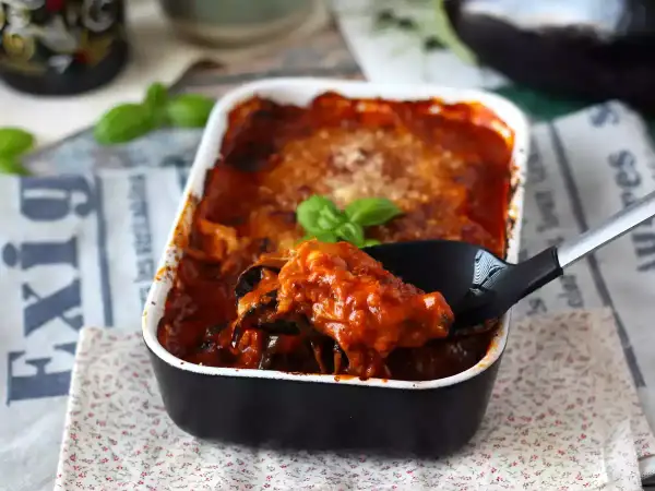 Pyszne, oryginalne parmigiana z bakłażana w sosie pomidorowym, prosto z naczynia żaroodpornego.