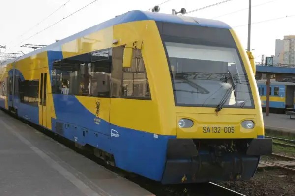 Gdynia Hel: Ile km? Samochód, prom, pociąg co wybrać?