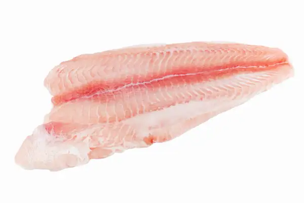Surowy filet rybny, gotowy na letnie grillowanie. Delikatne mięso obiecuje wspaniały sum smak.