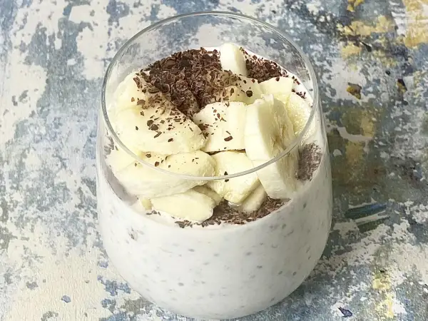 Pyszny deser z chia z jogurtem, bananem i czekoladą. Idealny na zdrowe śniadanie lub przekąskę.