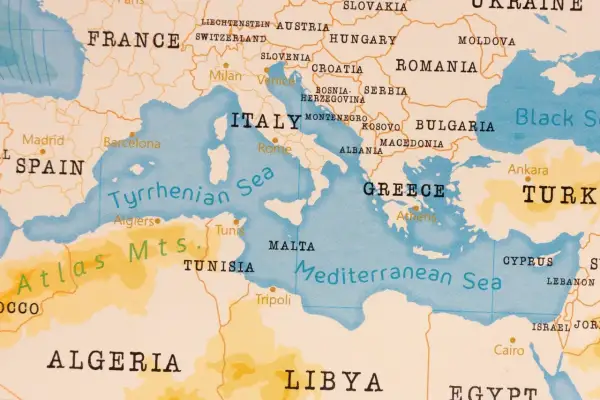 Mapa ukazuje kraje nad Morzem Śródziemnym: Hiszpanię, Francję, Włochy, Grecję, Turcję, Cypr, Liban, Izrael, Egipt, Libię, Tunezję, Algierię.