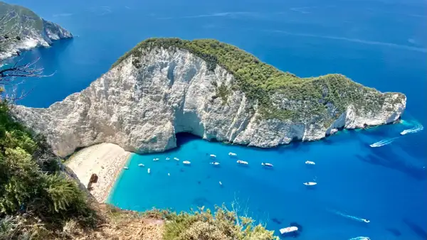 Zakynthos: jakie morze? Turkusowe wody otaczają białe klify i plażę Navagio, pełną łodzi i turystów.