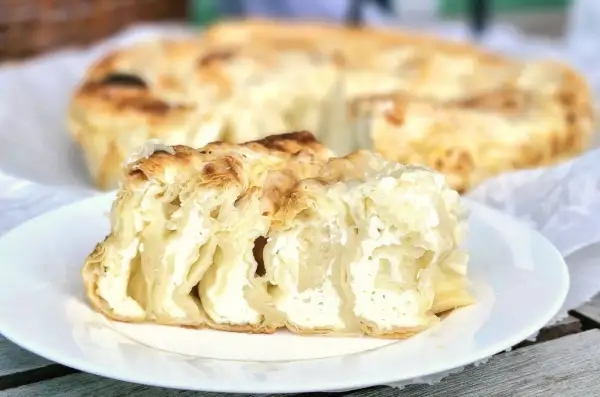Pyszny burek przepis z gotowego ciasta filo, z kremowym nadzieniem serowym, idealny na śniadanie.