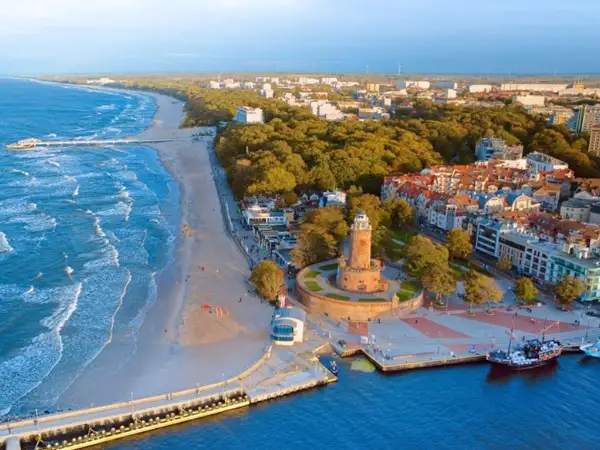 Idealny weekend nad morzem: plaża, molo, latarnia morska i urokliwe miasteczko.