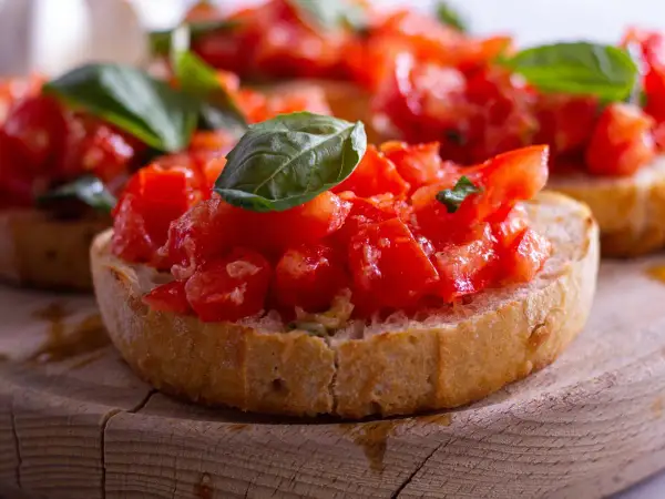 Bruschetta oryginalny przepis: chrupiące grzanki z pomidorami i bazylią. Idealna przekąska.