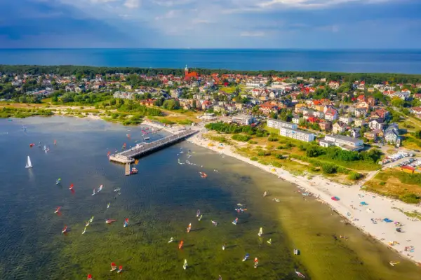 Jastarnia tętni życiem! Wiatr i słońce sprzyjają wodnym sportom, a plaża zaprasza do relaksu. Idealne miejsce na letnie imprezy i aktywny wypoczynek.