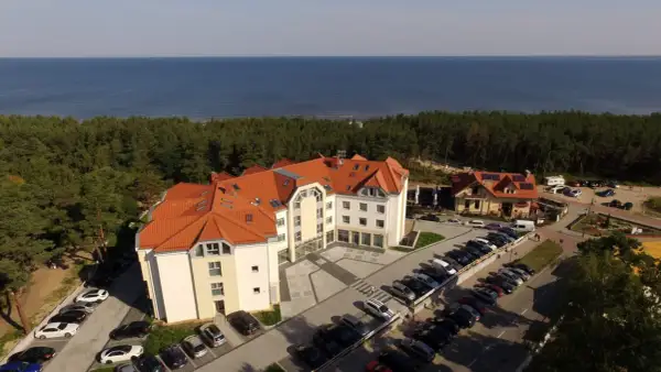 Hotel z widokiem na morze, idealny na weekendowy wypad. Gdzie najbliżej nad morze z Wrocławia? Tuż za lasem!