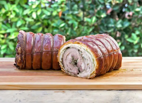 Dwa pieczone rolady wieprzowe, idealne do porchetta przepis. Skórka chrupiąca, wnętrze soczyste, z ziołami.