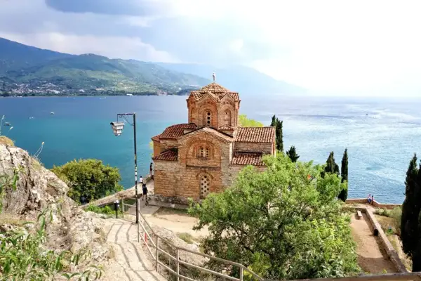 Kościół na klifie nad jeziorem Ochrydzkim, Macedonia. Widok na błękitne morze i góry.
