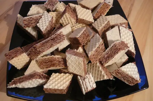 Kruche wafle przełożone kremem kakaowym, gotowe do podania. Idealne do kawy, jak w prostym piszinger przepisie.