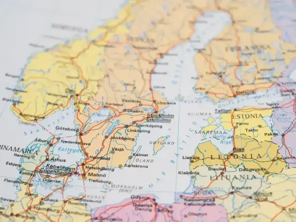 Mapa Europy Północnej z zaznaczonym Bałtykiem. Widoczna wyspa na Bałtyku, Gotlandia, oraz kraje takie jak Szwecja, Finlandia, Estonia, Łotwa i Litwa.